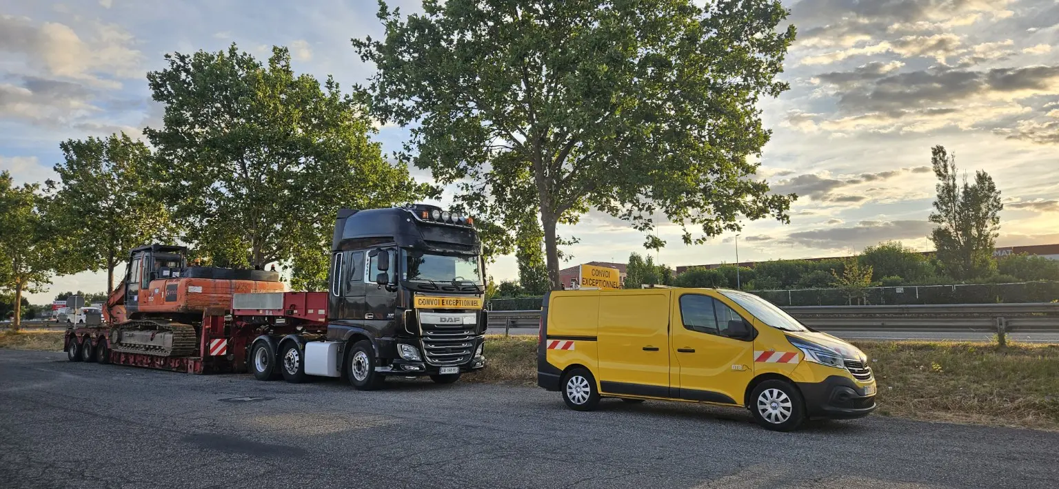 Convoi exceptionnel BTB avec porte-engin et véhicule pilote