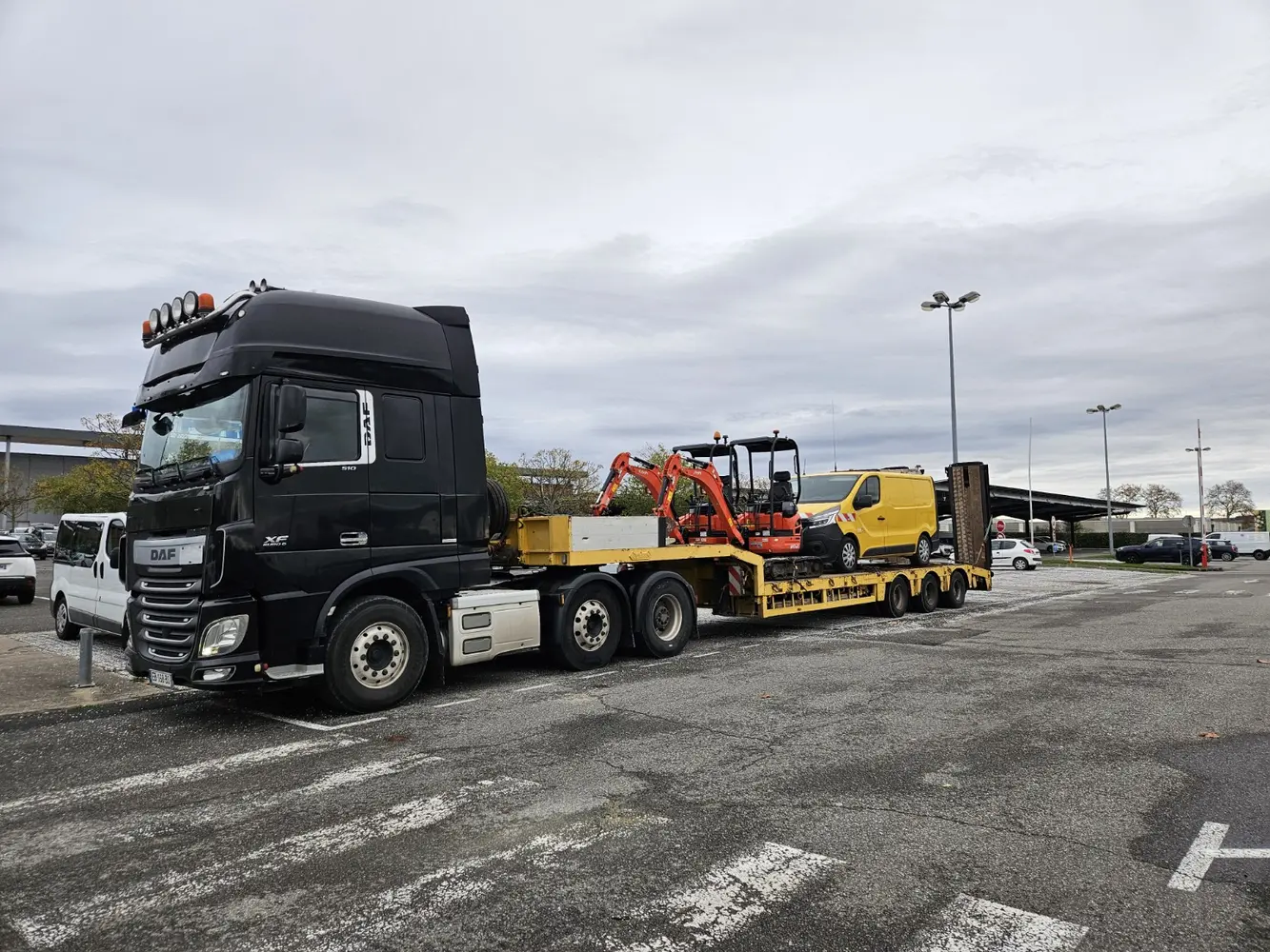 Porte-engin BTB chargé de matériels de chantier