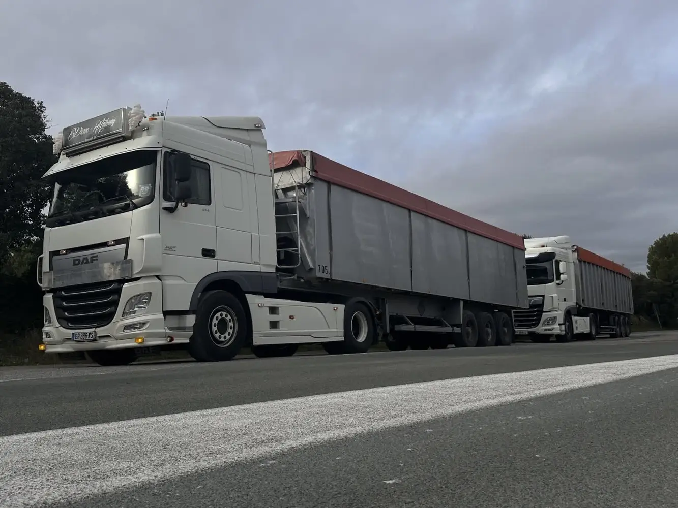 Deux ensembles routiers BTB équipés de semi-remorques céréalières